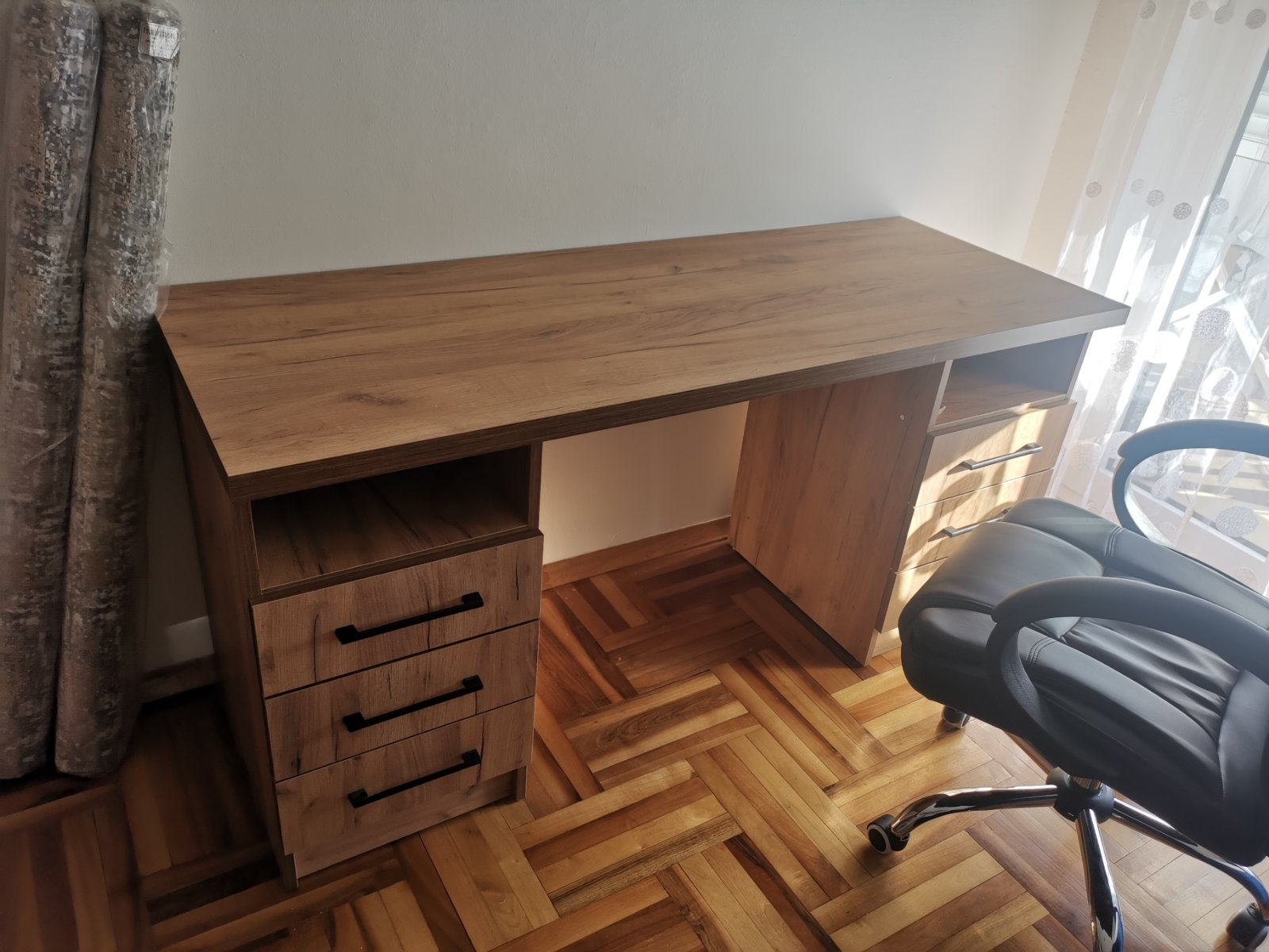 Radni sto sa otvorenim policama